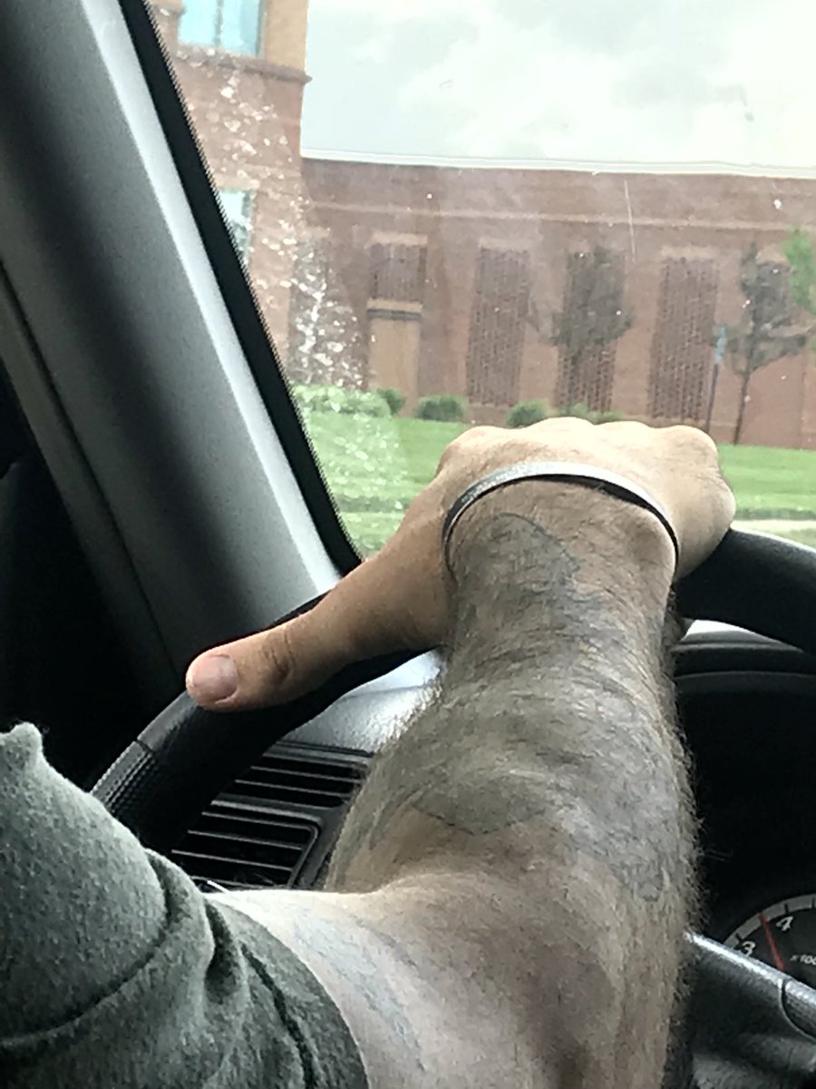 skrapzg's tweet image. Got in the uber and this guy has long barrel on his thumb, mind blown.