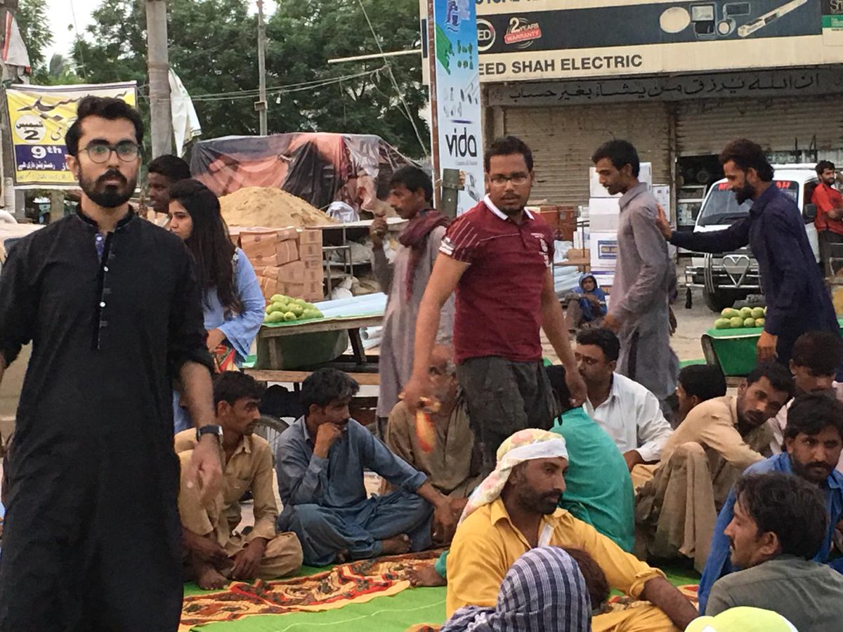 UsmanSiddiquiZz's tweet photo. AlhamdoLellah, Our First Iftaar Dasterkhuan Drive at Safoora Chorangi.
.
#TeamRisingYouth 
#RYForce 
#Ramazan https://t.co/tYwFVGlg6Z