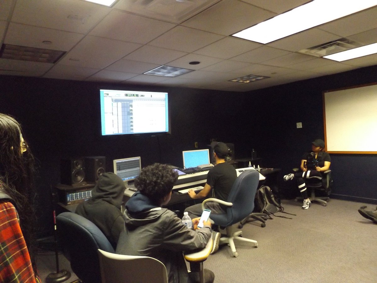 musichackathon's tweet photo. Workshops are underway!

#HipHopHacks #MusicHackathon #MusicProductionHackathon https://t.co/cIzWbTpVYw