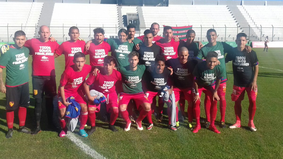 VillaEspOficial's tweet photo. Los jugadores del Villa también son familiares. En la previa del 20 de mayo, cuando el silencio grita, Villa Española también grita por memoria, verdad y justicia! #MarchaDelSilencio #NuncaMás https://t.co/CztOho47tw