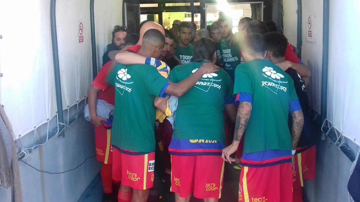 VillaEspOficial's tweet photo. Los jugadores del Villa también son familiares. En la previa del 20 de mayo, cuando el silencio grita, Villa Española también grita por memoria, verdad y justicia! #MarchaDelSilencio #NuncaMás https://t.co/CztOho47tw