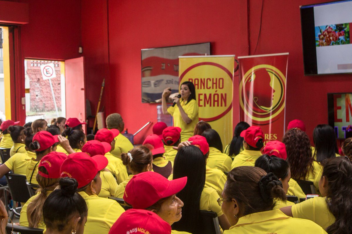 AlemanPancho's tweet photo. Excelente conversatorio y formación de nuestras dirigentes del @MolirenaInfo con @judymeana en #sanmiguelito Mujeres capacitándose para transformar la política #soymolirena #unpartidodeoportunidades https://t.co/oQbvo9ou5B