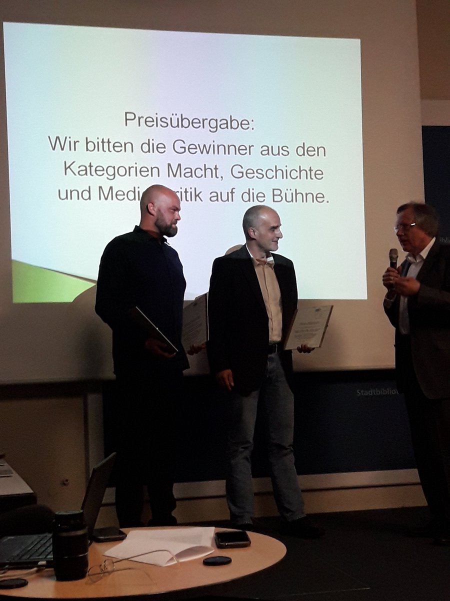 Wir sind total baff von der spontanen Aktion der Kollegen vom @y_Kollektiv, die ihr Preisgeld des #AlternativenMedienpreises an uns spenden! Dankeschön dafür an <a href="/JochenGabler/">Jochen Gabler</a> und Christian Tipke. Freuen uns drauf, stimmtdas.org mit dem Geld weiter zu entwickeln. #amp18