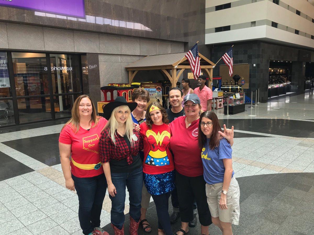 LenetteReece's tweet photo. Having fun celebrating Reading Rangers @Boulevard Mall!! #Rundlerising #PZ7rocks #ccsdachieves #changingtheworld https://t.co/QQFRPjfXf0