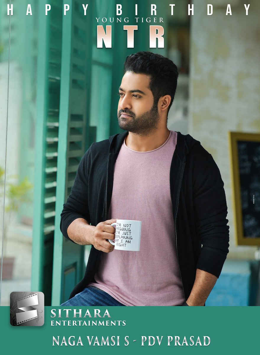 SitharaEnts's tweet photo. The efforts that he has put into look like this on screen is mind-blowing. Wishing our suave, Young Tiger #NTR @tarak9999 a very happy birthday.

@haarikahassine @vamsi84 #AravindhaSamethaFirstLook #AravindhaSametha #HappyBirthdayNTR https://t.co/jXUwP5FhO8