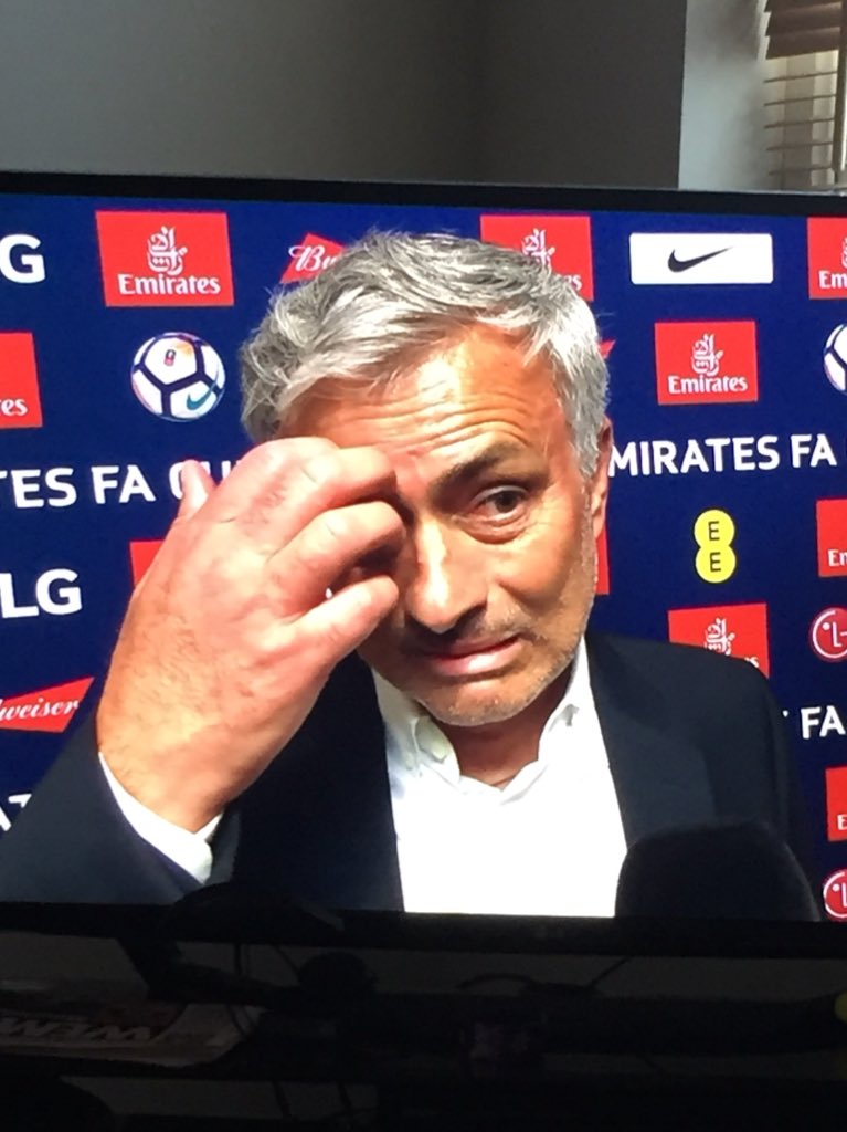 JonTiley's tweet photo. Does mourinho have a giant hand or a little head 🤨 #FACupFinal #chelsea #ManUtd https://t.co/qynLdZ9pTy