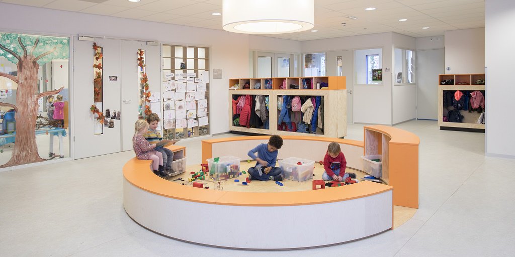 Je speelt net even lekkerder, als de ruimte om je heen daar speciaal voor ontworpen is. Daarom denken we graag met je mee, als het gaat om het inrichten van de ruimtes in #onderwijs en #kinderopvang.
Lees 'Thuis in de kinderopvang' heutink.nl/kennis-info/ar… voor meer info #heutink