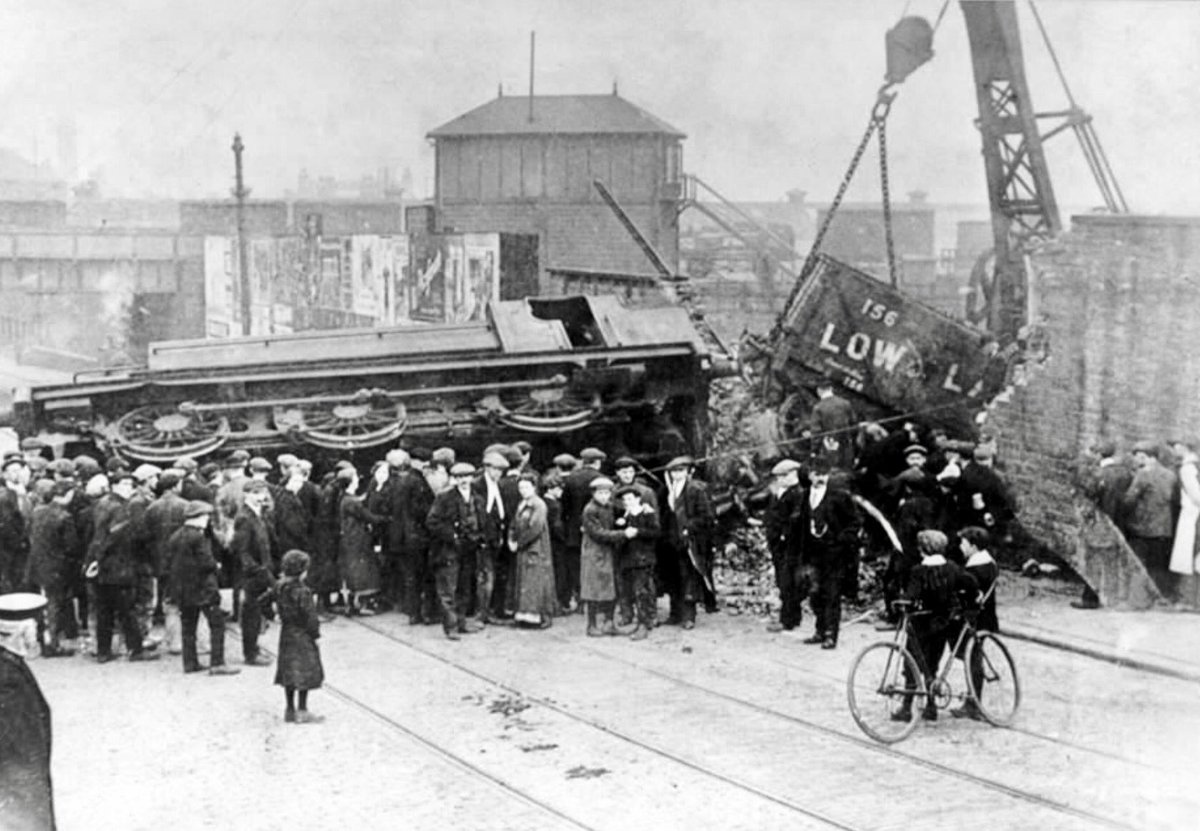 #OTD 19 May 1916 a train crashed through a buffer & wall at #Windhill & #Shipley station & landed in Leeds Road. Nobody seriously hurt. #RailwayAccident