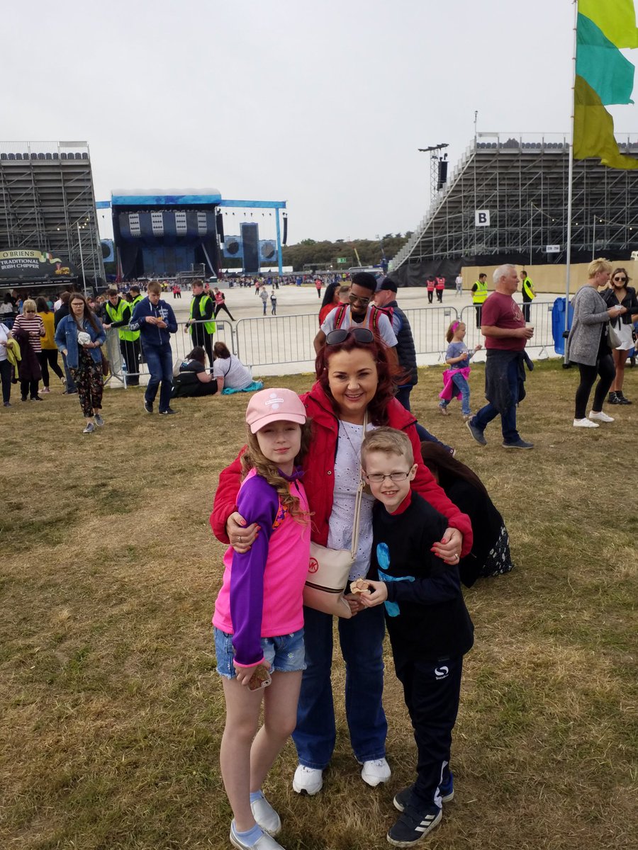 Ed_Sheerleaders's tweet photo. Big hello from #PhoenixPark ๐ we're ready to finish off #EdIrish tour perfectly โ๐ Dublin - sing loud with us tonight won't you!? #edsheeran #EdSheerleaders #EdDublin https://t.co/mnwScKivpK