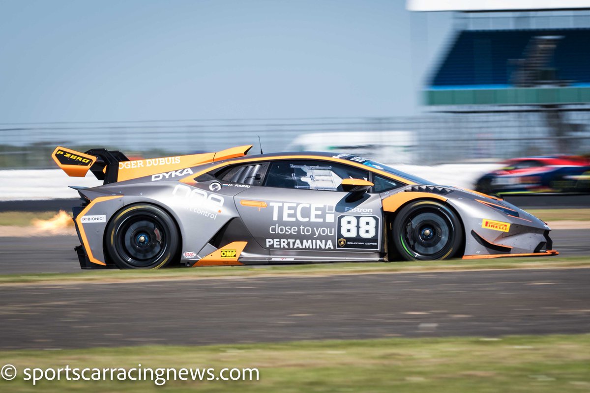SRNimages's tweet image. Flamethrower: @imperialeracing @LamborghiniSC #Supertrofeo at Silverstone. Pic: @JohnnyP303 for @SRNwebsite #Lamborghini