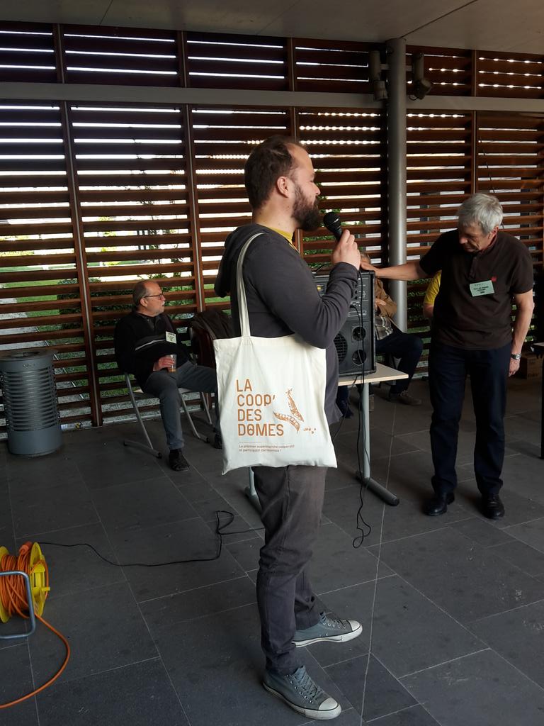 CoopDesDomes's tweet photo. L'elu de @ClrmntMetropole @GregoryBernard qui demande a etre indemnisé en #Doumes porte nos couleurs a la 15eme rencontre des monnaies locales :-) https://t.co/G55TCplLcv