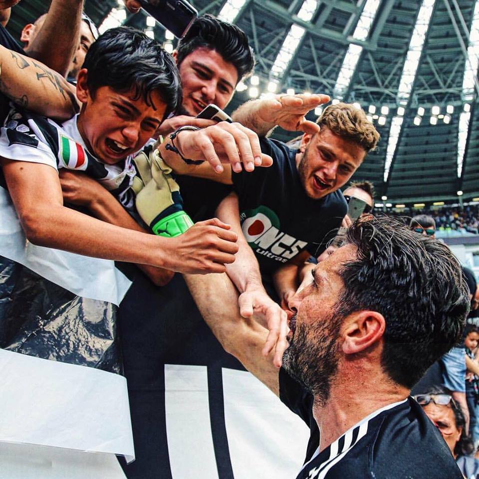 MotivacionesF's tweet photo. Antes de su último partido como jugador de la Juventus, tras 17 años en el club, Gigi Buffon se acercó a la tribuna a saludar a la hinchada. Niños y jóvenes, emocionados. Cosas que causa el deporte más lindo del mundo. https://t.co/R1cMU7V7dt