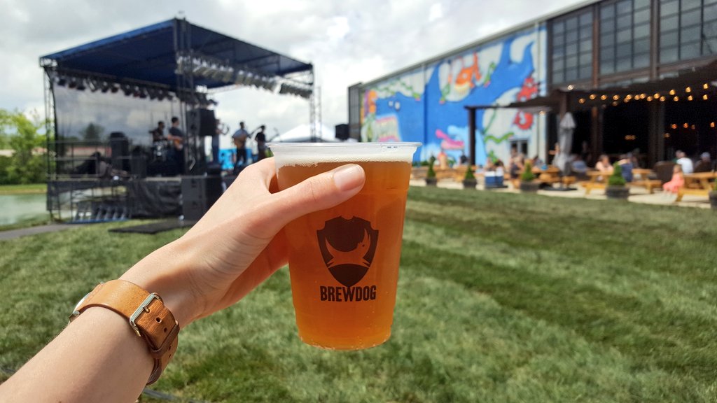 Drinking Clockwork Tangerine and listening to Doc Robinson at <a href="/DogTapColumbus/">BrewDog Dogtap Columbus</a>. Top Saturday. #BrewDog #craftbeer #CCBW