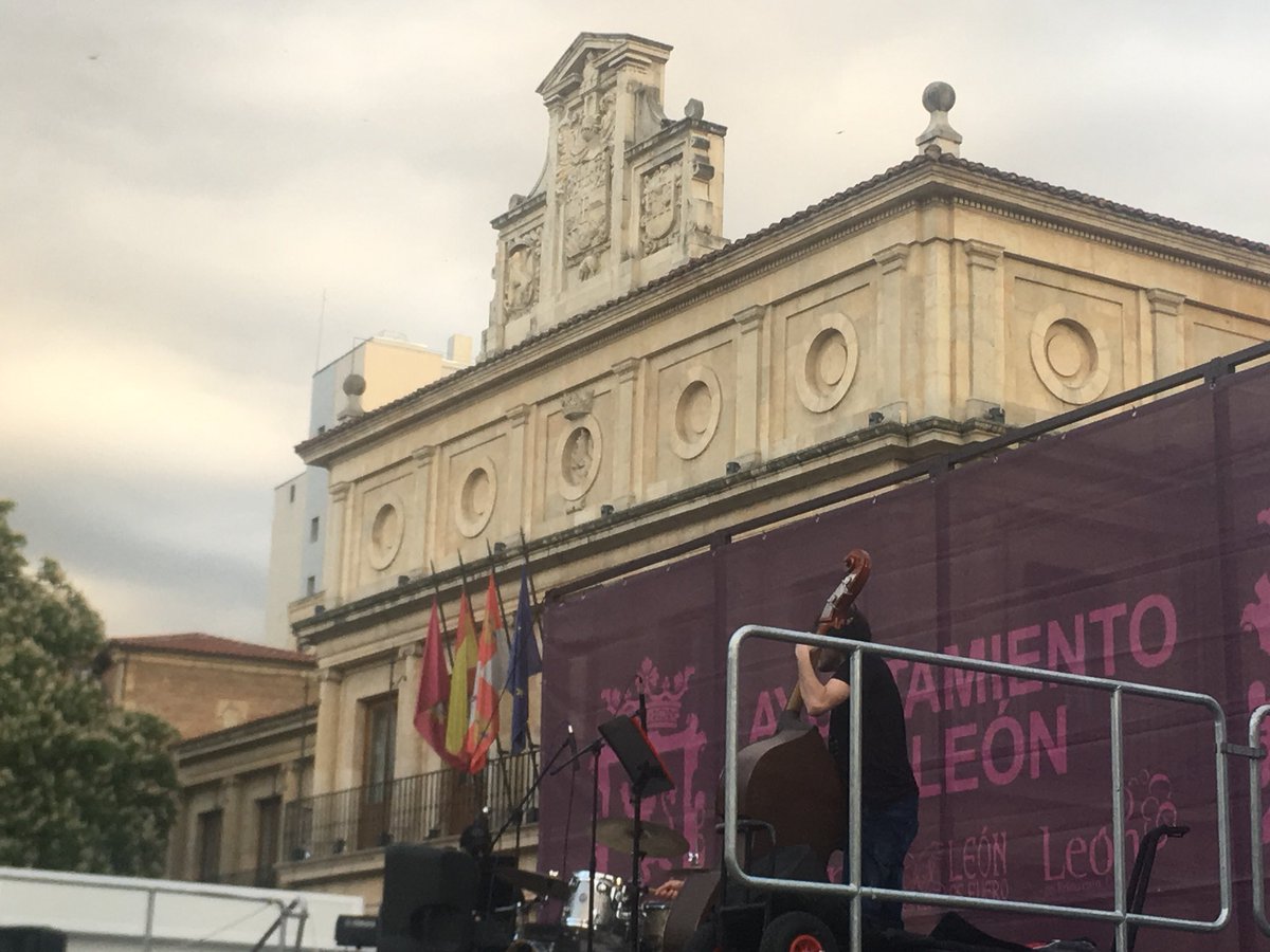 FeriaLibroLeon's tweet photo. El fin de la tarde se lleva mejor con un poco de Jazz  y más si es de la mano de TrifullJazz 🎷🎷 #FeriaLibroLeón18 #leonesp https://t.co/EwVBUiduUG