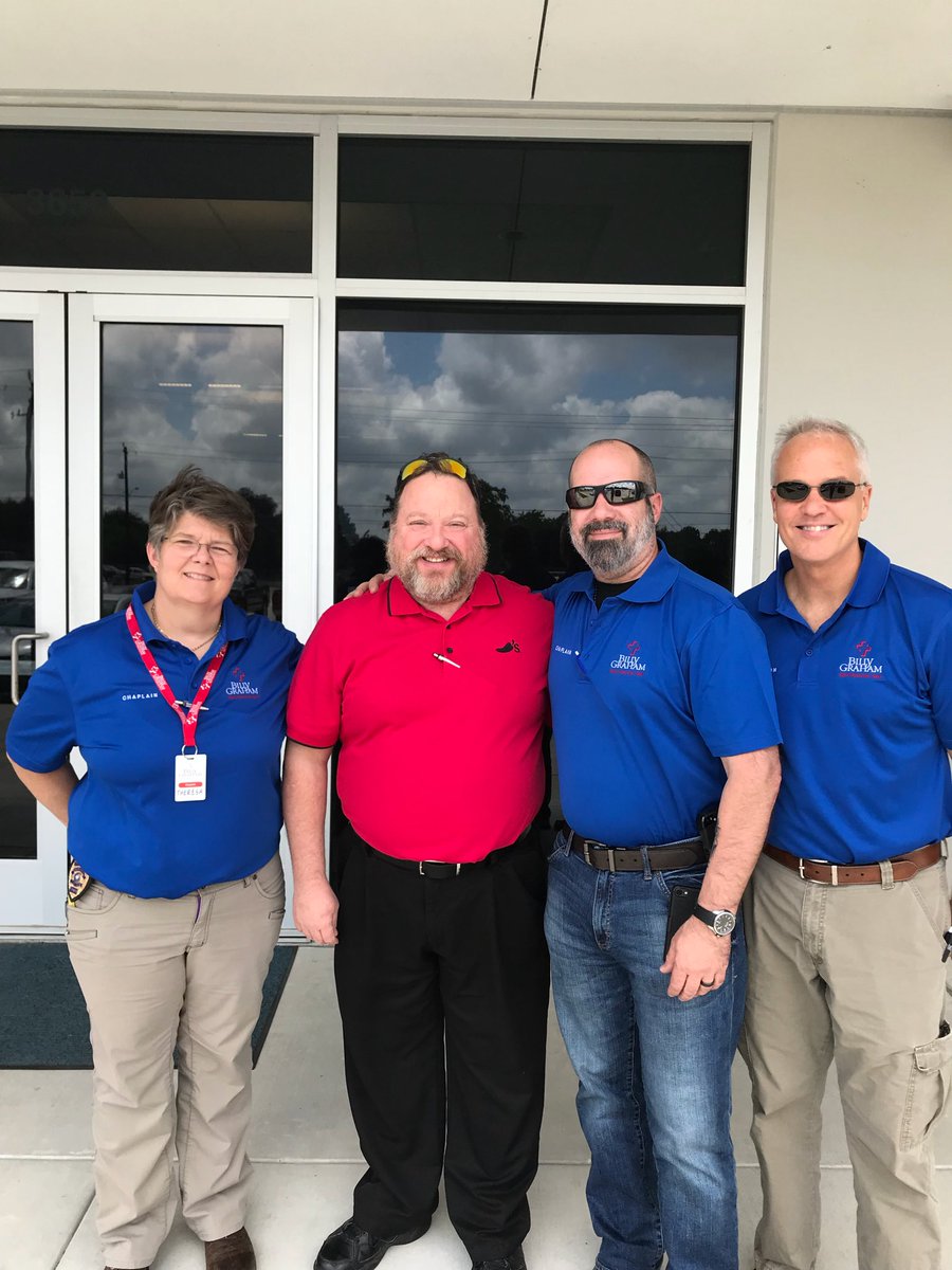 mmccluskey00's tweet photo. Chilis Alvin supporting the First Responders of the Santa Fe School Shooting with some well deserved lunch. #SantaFeStrong https://t.co/nHkSKooWIC