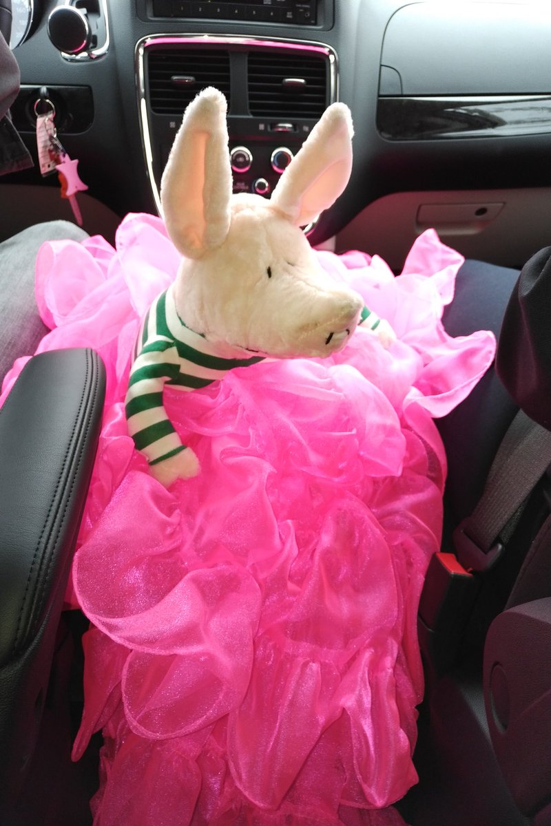 Kin5Dan's tweet photo. Olivia having a strange Kinvention. #KinCanada #D5Rocks https://t.co/b1HI8ZC5d4