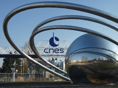 CNES's tweet photo. CosmiCapital, le premier fonds d'investissement français dédié au spatial, vise à réunir entre 80 et 100 M€ auprès d'investisseurs institutionnels et industriels https://t.co/Nfz54lgo7j https://t.co/KBLbM7yWjJ