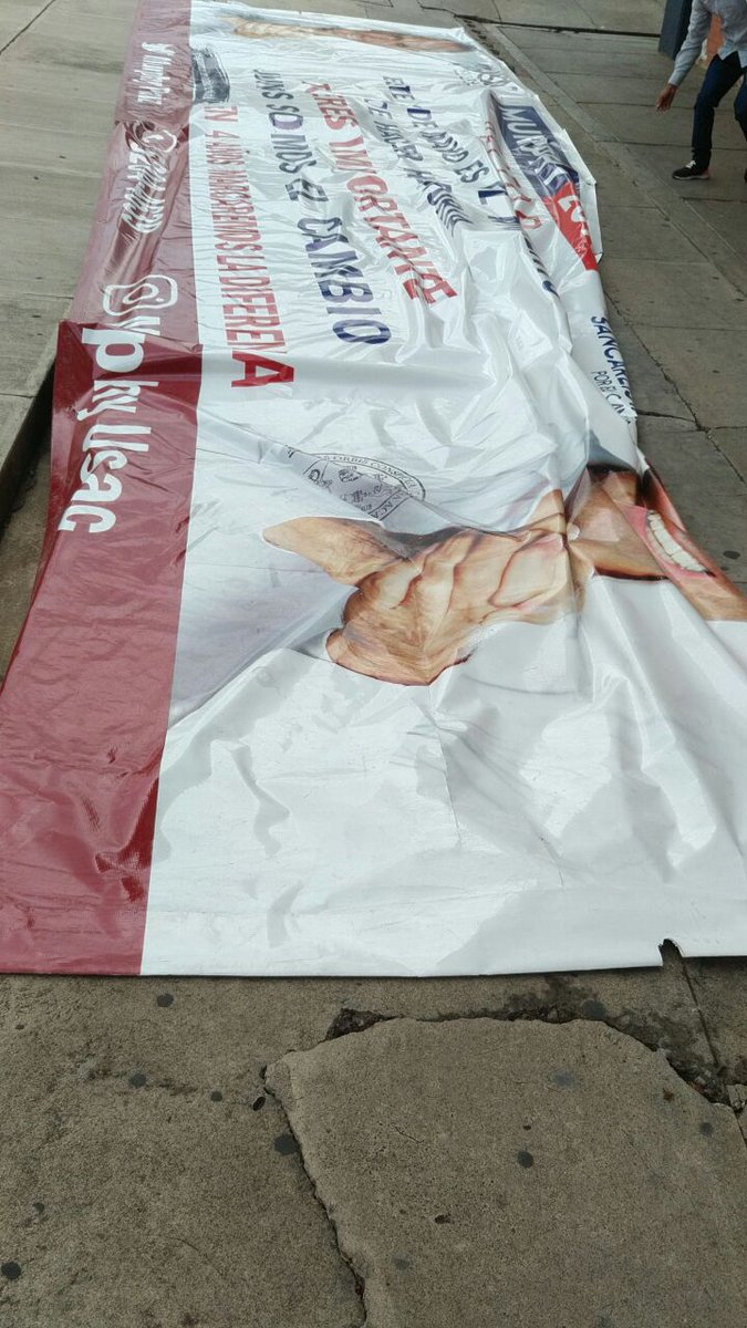 MurphyPaiz's tweet photo. Hoy fue recogida la ultima manta del proceso de elección a Rector, con el deseo de limpiar nuestra ciudad universitaria, cualquier otro elemento que se encuentre dentro de las instalaciones les suplico el apoyo para comunicarmelo. Saludos https://t.co/FXUATO6gPR