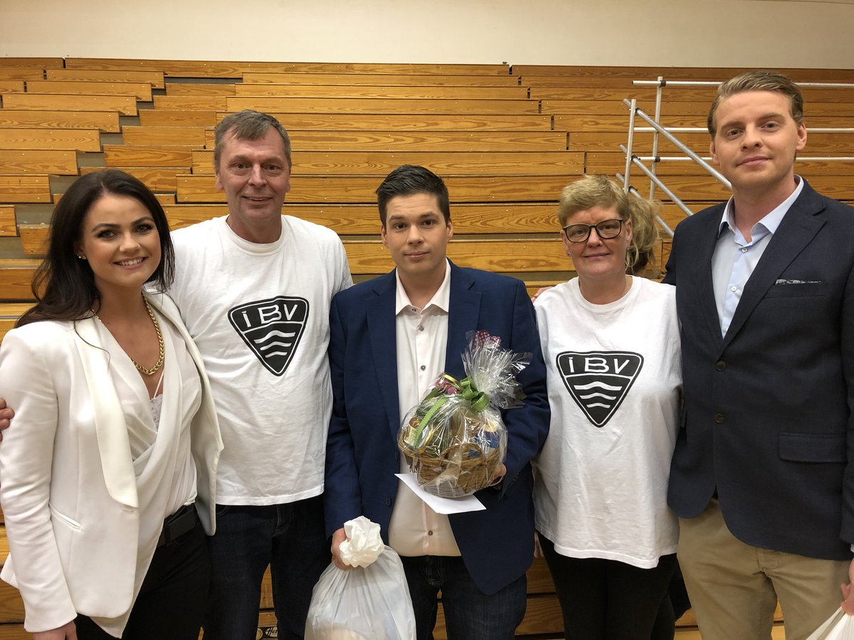 #seinnibylgjan fékk smá þakklætisvott fyrir frábært starf í vetur. Hlökkum til að fylgjast með á næsta tímabili #olisdeildin #ibvhandbolti