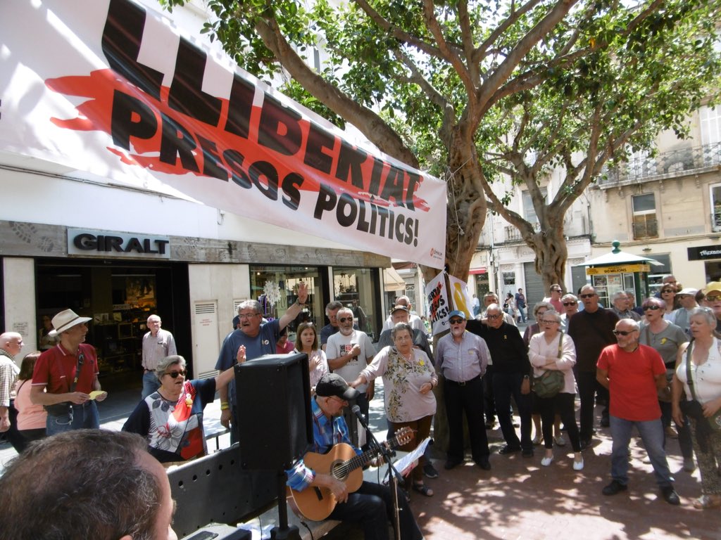 1octBP's tweet photo. Un dissabte més amb #música per la #LlibertatPresosPolítics Dos cantautors per amenitzar una nova jornada de record i reivindicació. #DemocràciaBP https://t.co/H7tG7XKHmS