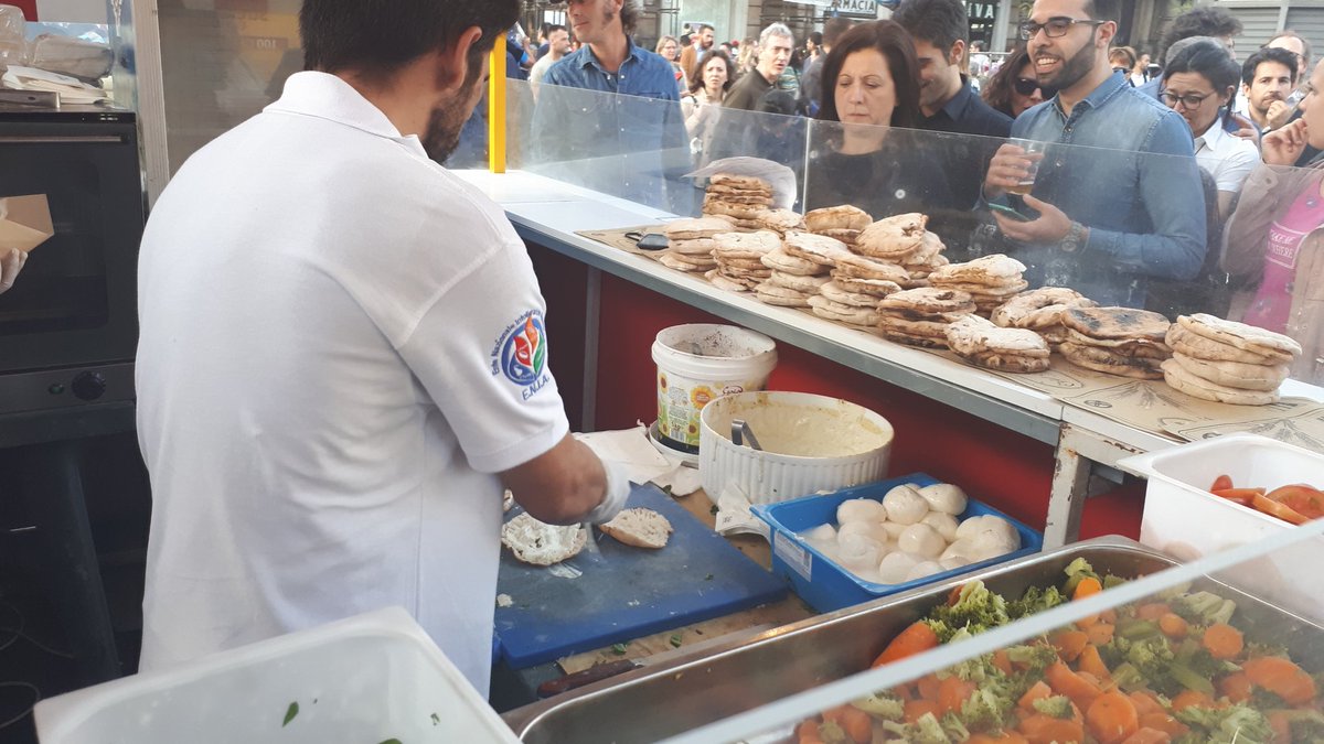 viaggimperfetti's tweet photo. #Pizzolo #sfincione o #arancino? Allo #streetfoodfest oggi a #Catania di chiosco in chiosco tra profumi e sapori della mia #Sicilia...io provo tutto😁😁😁#cattiveabitudini @ItinDiViaggio @sscinic @rivogliobarbie @simoinviaggio @ZenZyAZonzo @viaggevolmente @EvolutionTravel https://t.co/VI0ZpbMgMB