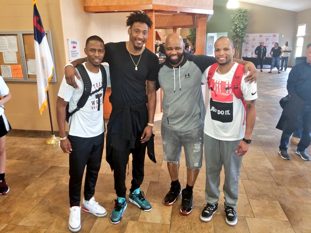 PhillyFaceOff's tweet photo. #PhillyFaceOff We in the building!!

@allaroundgame10 
@sixers Rob Covington
@CoachRyanGarner
@AAG_Basketball 

#PhillyFaceOff2018 #BossUp https://t.co/99nQ2bUgue