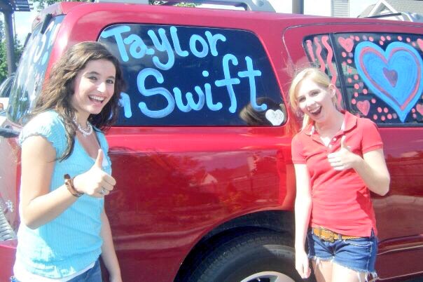 holly_caitlin's tweet photo. Day 13: My very first Taylor concert - Fearless Tour, Summer 2009. Fearless was the soundtrack of my senior year and is still my favorite tswift album after all these years. 🎶💗 #captureitrememberit @taylorswift13 @taylornation13 @reptournotices #summerofSwift https://t.co/zBTMvo9BSf
