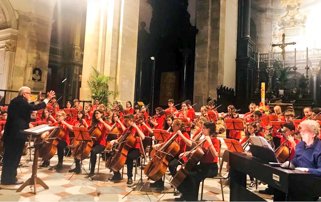 c_appendino's tweet photo. Emozionante ascoltare questa sera i bambini dell' #OrchestraSuzuki di Torino, in occasione del concerto organizzato da @nutriaidonlus in Duomo.
Esecuzioni di altissimo livello interpretate da bambini tra i 6 e i 14 anni. Grazie a loro e a #NutriAid per il lavoro che svolge https://t.co/e59Yj3026E