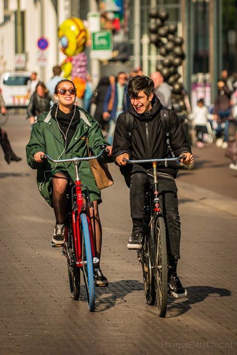 HaagseFietsChic's tweet photo. Laughing up a storm. <3 #HaagseFietsChic #FietsChic #LovesBikes #CycleChic #DenHaag #TheHague #haag #fiets #chic #bicycle #citycycling #bikefashion #pedal #photo #photooftheday https://t.co/BwUt8IdQrM
