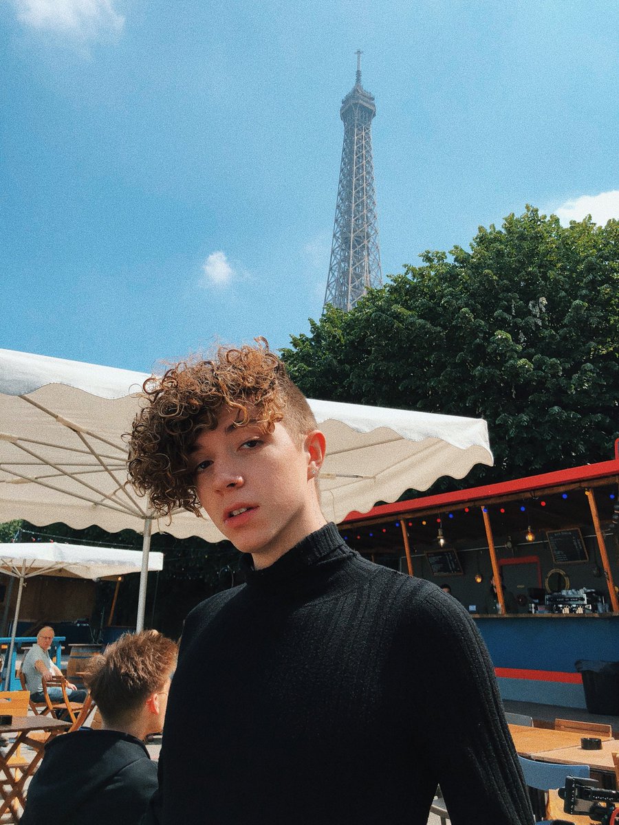 whydontwemusic's tweet image. found a bad girl in Paris
