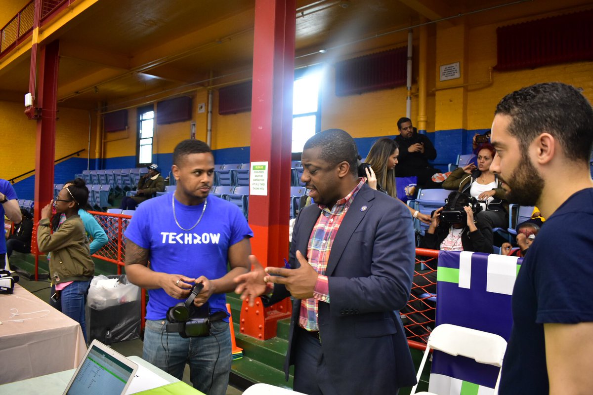 BrianBenjaminNY's tweet photo. I particularly enjoyed being immersed in a VR experience provided by the @techrowfund - so glad it’s being put to use encouraging student’s curiosity in science. https://t.co/xEDvRZFIdR