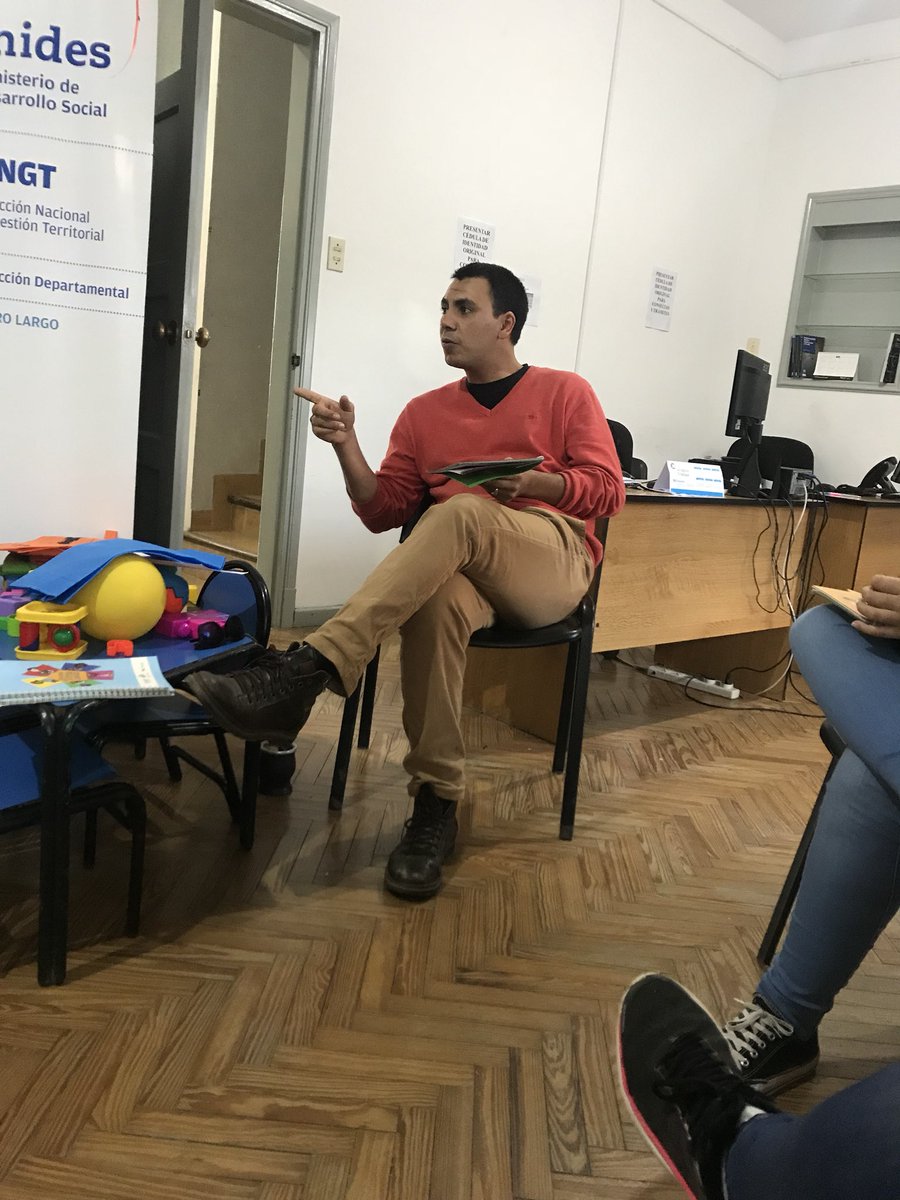luchonunez07's tweet photo. Taller #JovenLector con voluntarios en Melo, pronto saldrán por diferentes instituciones a leer cuentos!! https://t.co/N9mdmXB7vf