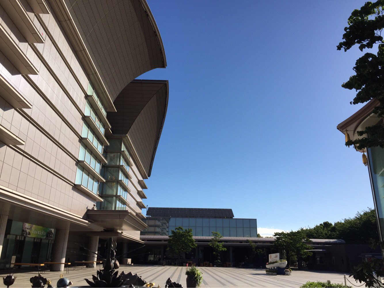 真如苑インフォメーション 18日から本日までの３日間 総本部と応現院では開基80年の得度受戒式が行われています 最終日 さわやかな朝を迎えました T Co Mljpwzucuo Twitter