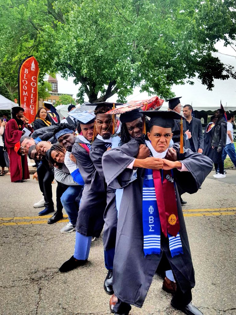 SirGeneral_'s tweet photo. For a person that didn’t even want to go to college, I really did this 🎓🎓... They ain’t wanna see me walk 🚫 But wat they gon say now? 🤷🏽♂️ #BC18 #MusicMajor #SigmaGrads #phibetasigma #scholarship #ΛΧ #TheLIGHTNINGChapter 🔵🤘🏽⚡️⚡️⚡️ https://t.co/PzIq8C9WX7