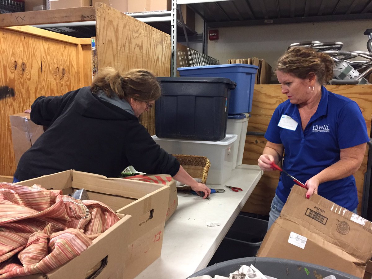 souayee's tweet photo. @HiwayFCU employees volunteering at @ArcValueVillage #LeadershipSaintPaul https://t.co/S3vJkHZvNs