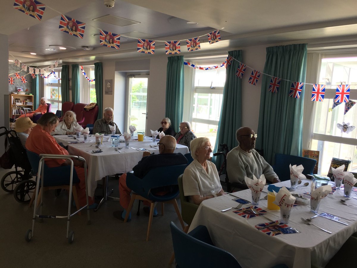 MFTManWard's tweet photo. Royal wedding celebrations on Manchester Ward!🇬🇧🇺🇸🥂🎂 https://t.co/P7RxAJeYCP