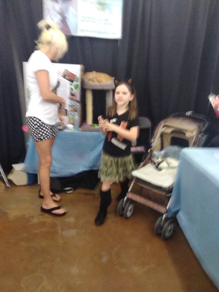 SirShnerks's tweet photo. Me n Boo! #DallasPetExpo2018 #CatsOfTwitter #famous #friends #catsofinstagram https://t.co/e4EGwGNXI0