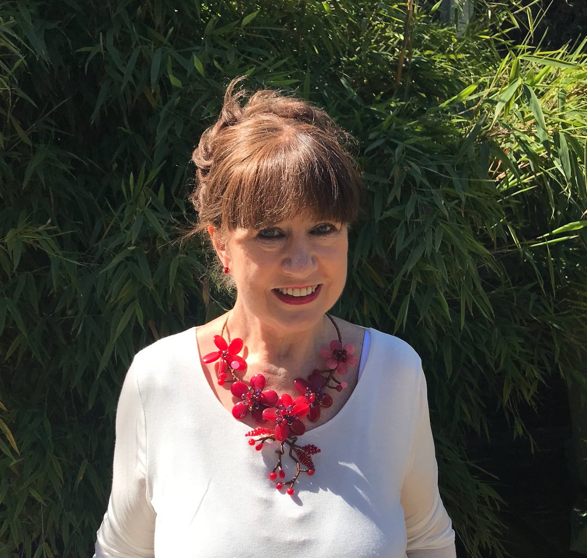 Sensational60s1's tweet image. Loving this necklace from @ConwyPearls . See this week’s blog on accessorising your neckline! #sensationalbabyboomers #conwypearls #ourstyle #over60s #anneandanne