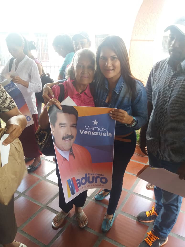 MariaVallenil15's tweet photo. Llenos de Amor acompañando a nuestros Abuelitos a recibir los beneficios gracias @NicolasMaduro el Presidente del Amor desde Monagas #TodosAVotarEl20M @yelitzePSUV_ @MSVMONAGAS1 @dipcarlosf99 https://t.co/2sptTdwhSG