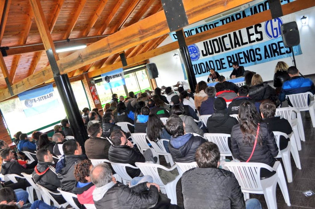 Sitraju_caba's tweet photo. Cierre del #PlenarioGeneral de @Sitraju_caba 🇦🇷✌ Una jornada de debate y #MilitanciaSindical para seguir fortaleciendo nuestro sindicato 💪🏽 https://t.co/9I0c20w2ks