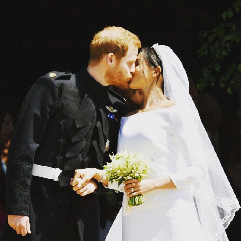 Suzy233's tweet photo. When you get a saturday off but you still find a wedding to watch  😂 #weddingplannerproblems #RoyalWedding https://t.co/4pWUuyEBkl