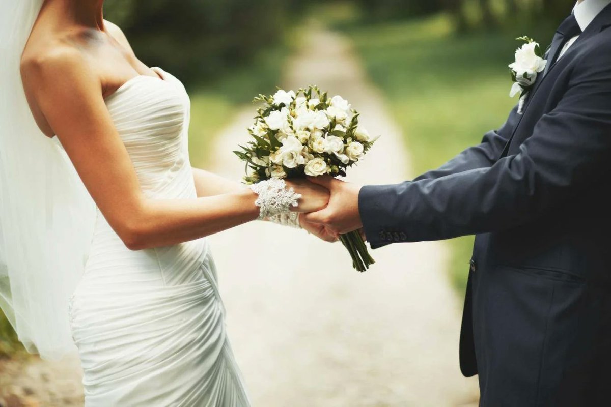 SmylesVideo's tweet photo. In honour of the royal #wedding, couples were asked what their #tips were for a happy #marriage... The top tip was to never take anyone else’s side, even if it is the Queen of England! Do you agree? #RoyalWedding #HarryandMeghan #WeddingTips https://t.co/SLXDHke2W6