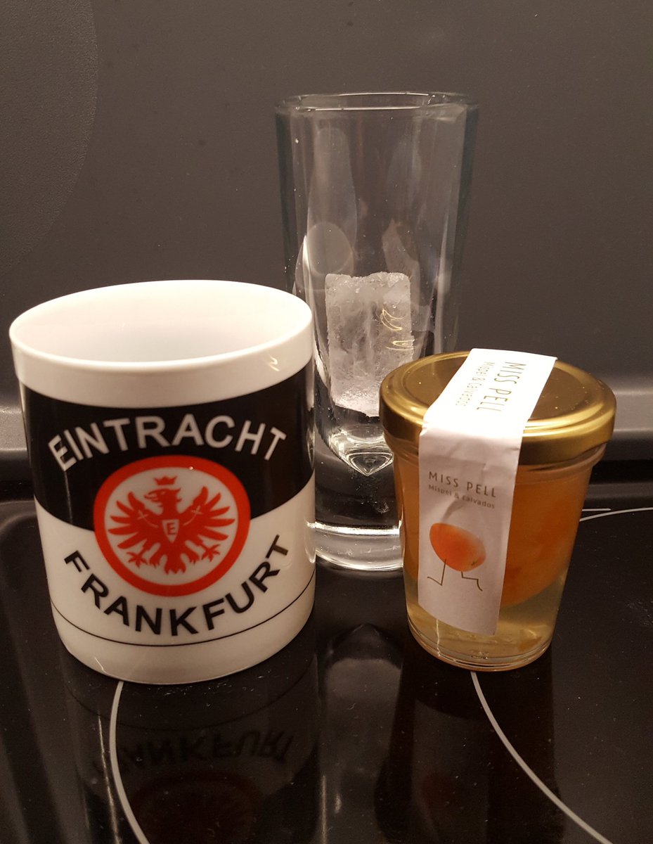 SilvrSurfr3's tweet photo. Darauf ein Mispelsche! #FCBSGE #dieRÜCKKEHR #DFBPokalsieger #nurdiesge https://t.co/ttnGnrjFJp