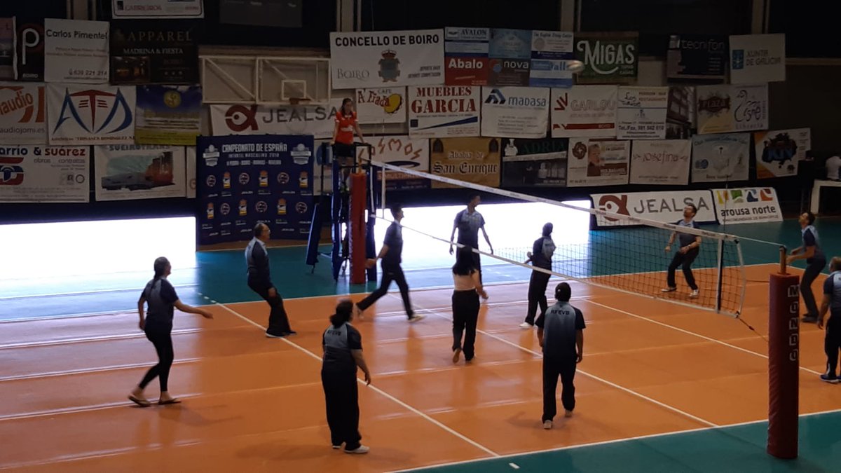 ClubVoleibolZGZ's tweet photo. No ha quedado más remedio y @beatriz_molinos ha tenido dar una clase práctica de árbitraje a los colegiados del #CEIMVB18. La mayoría no la necesitaba, pero seguro alguno por fin aprenderá lo que es "dejar jugar" en estos torneos. 😂😂 https://t.co/EI34PGMOVo