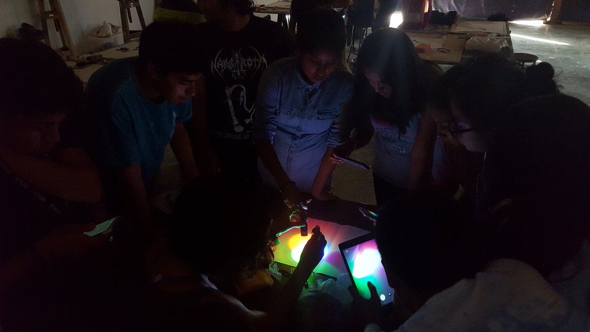 CompoFADPUCP's tweet photo. Reflexión de la Luz, Colores Luz y Mezcla Aditiva. Registro de los docentes Lucia Wong y Gregorio Sifuentes. #compo1 #FAYDPUCP #color #luz #mezclaaditiva #class #art #arte #pucp #light #fadpucp #2018uno https://t.co/sNzdAb647e