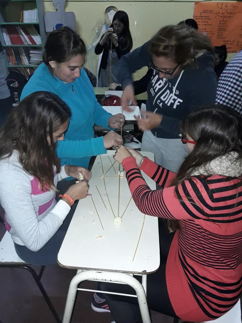 valmigani's tweet photo. Experiencia en trabajo colaborativo.Desafío bombón.Puesta en común de ideas en equipo para lograr el objetivo. Manipulación de los materiales.Elaboración de estrategias de armado,prueba y error.construccion colaborativa exitosa!#colaboraabp #paula_robledo https://t.co/4h3o8HfPVv