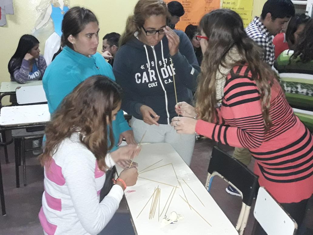valmigani's tweet photo. Experiencia en trabajo colaborativo.Desafío bombón.Puesta en común de ideas en equipo para lograr el objetivo. Manipulación de los materiales.Elaboración de estrategias de armado,prueba y error.construccion colaborativa exitosa!#colaboraabp #paula_robledo https://t.co/4h3o8HfPVv