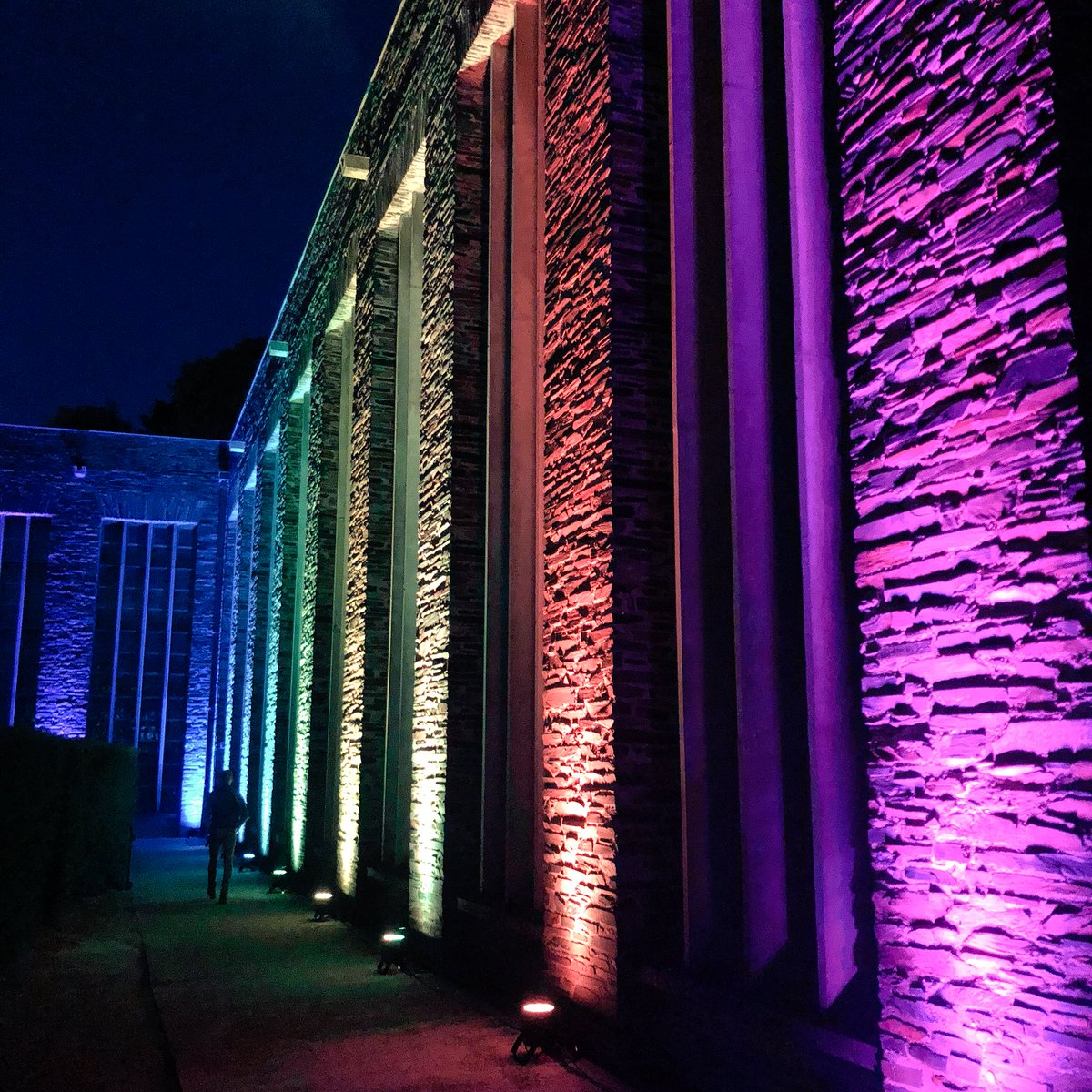 lpoucan's tweet photo. Et ça continue dans les jardins du Château d’#Angers #NuitdesMusees 🎉🌅🚨 https://t.co/hDb4kWGYP3