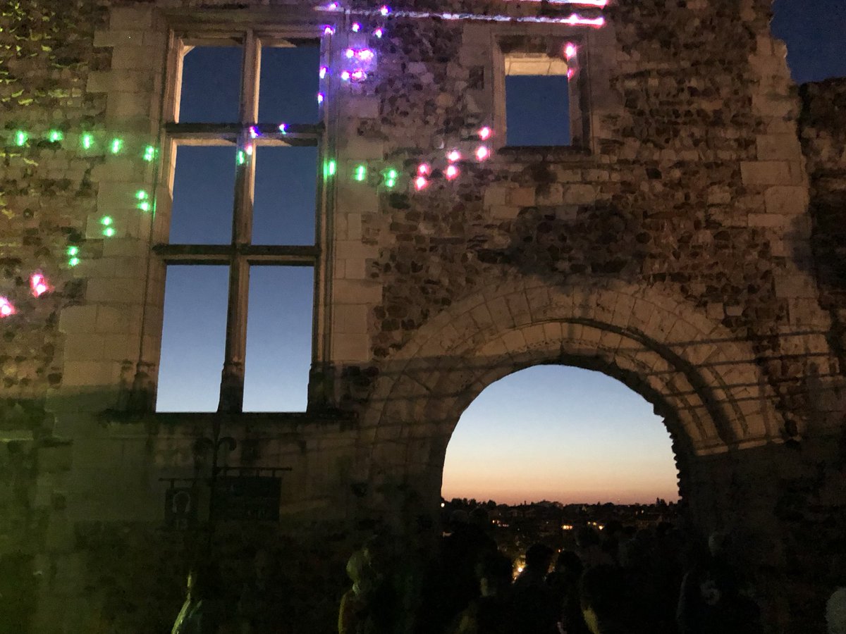lpoucan's tweet photo. Et ça continue dans les jardins du Château d’#Angers #NuitdesMusees 🎉🌅🚨 https://t.co/hDb4kWGYP3