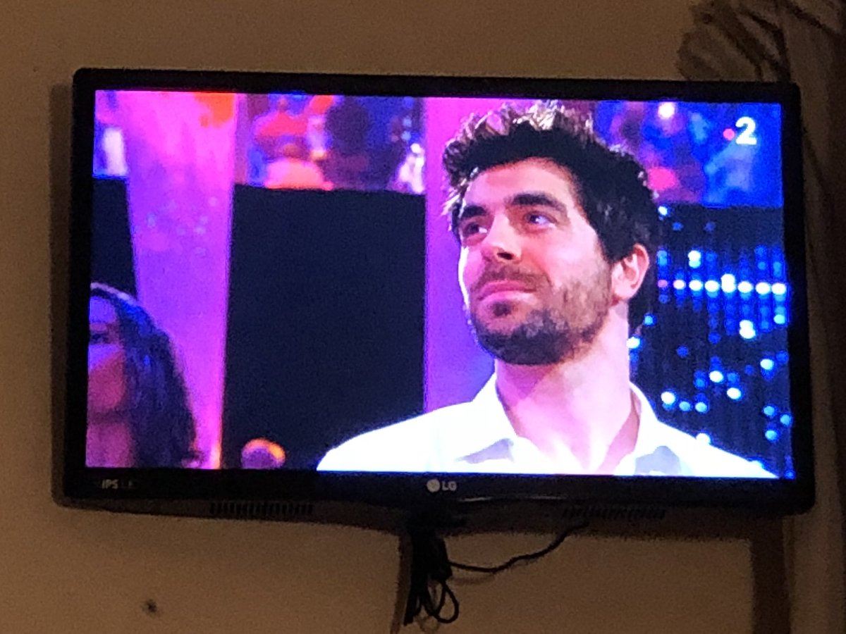 Hay alguien que sepa como se llama este cañón de cantante que está en Francia pero nació en alicante? 😍😍#LesAnnéesBonheur #France2